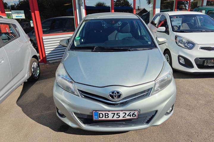 Gul Toyota Yaris fra 2012