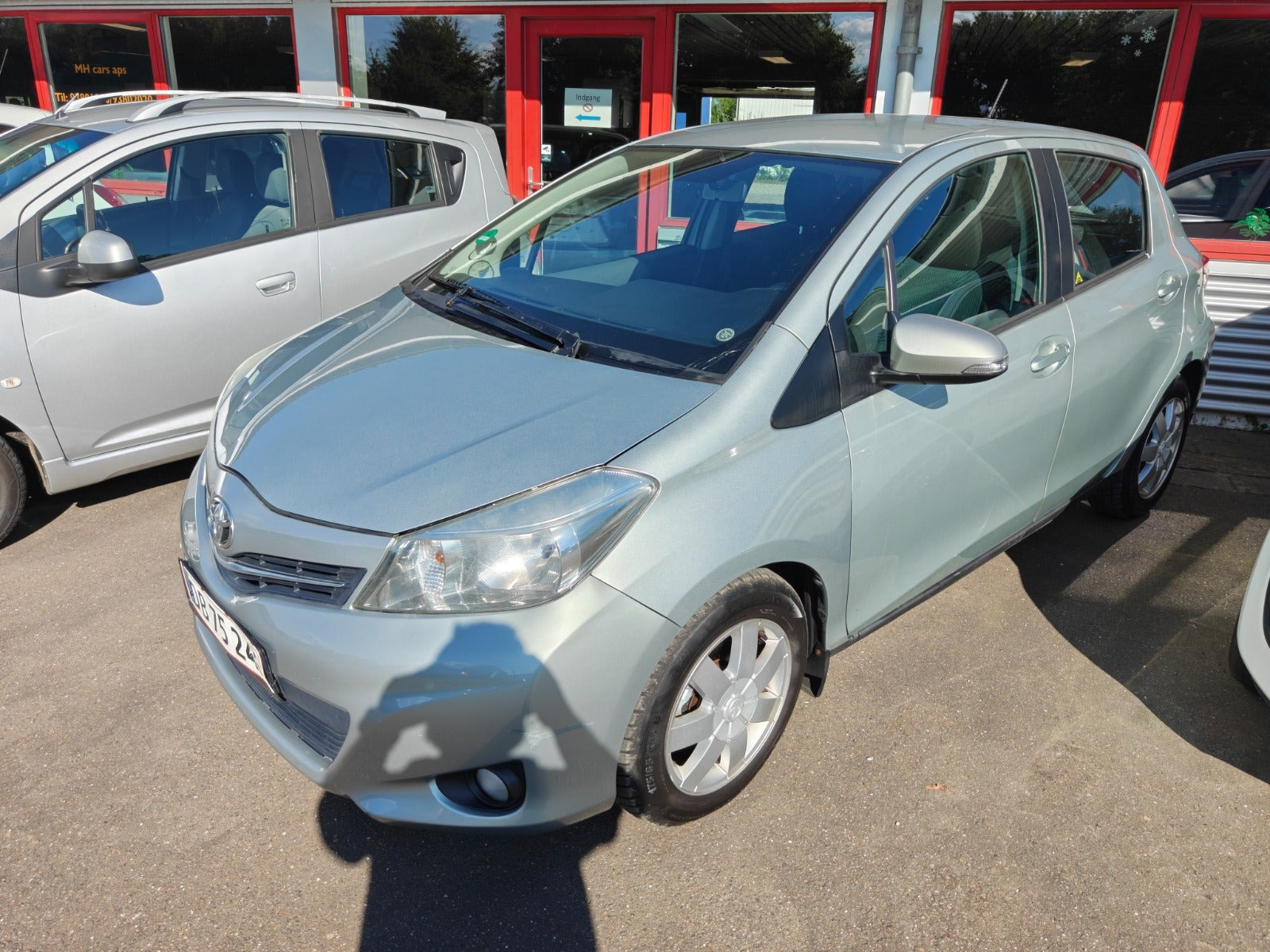 Gul Toyota Yaris fra 2012