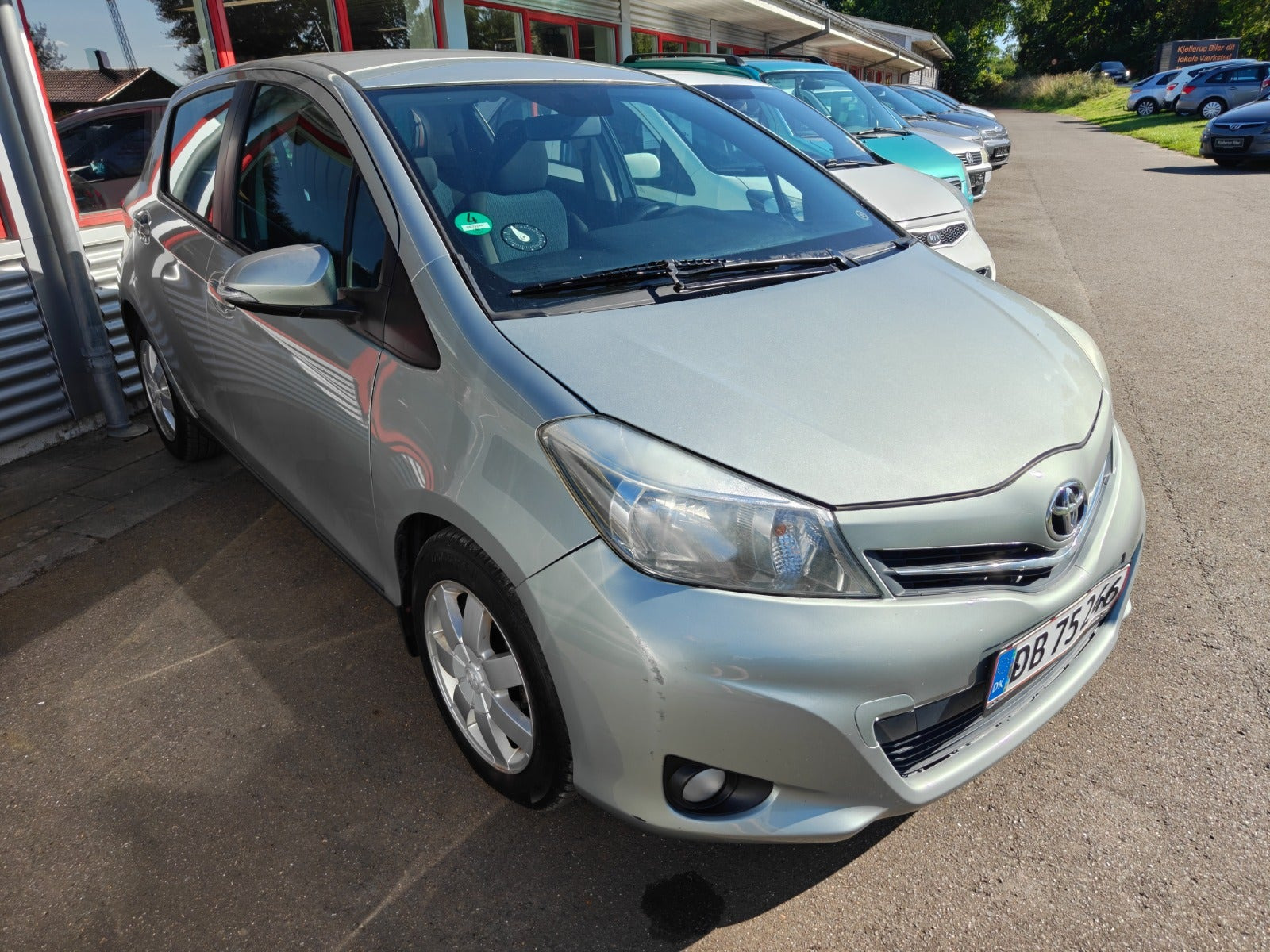 Gul Toyota Yaris fra 2012