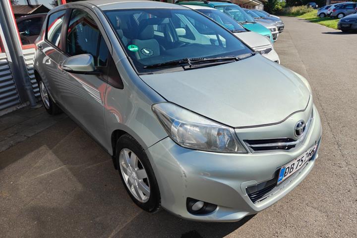 Gul Toyota Yaris fra 2012