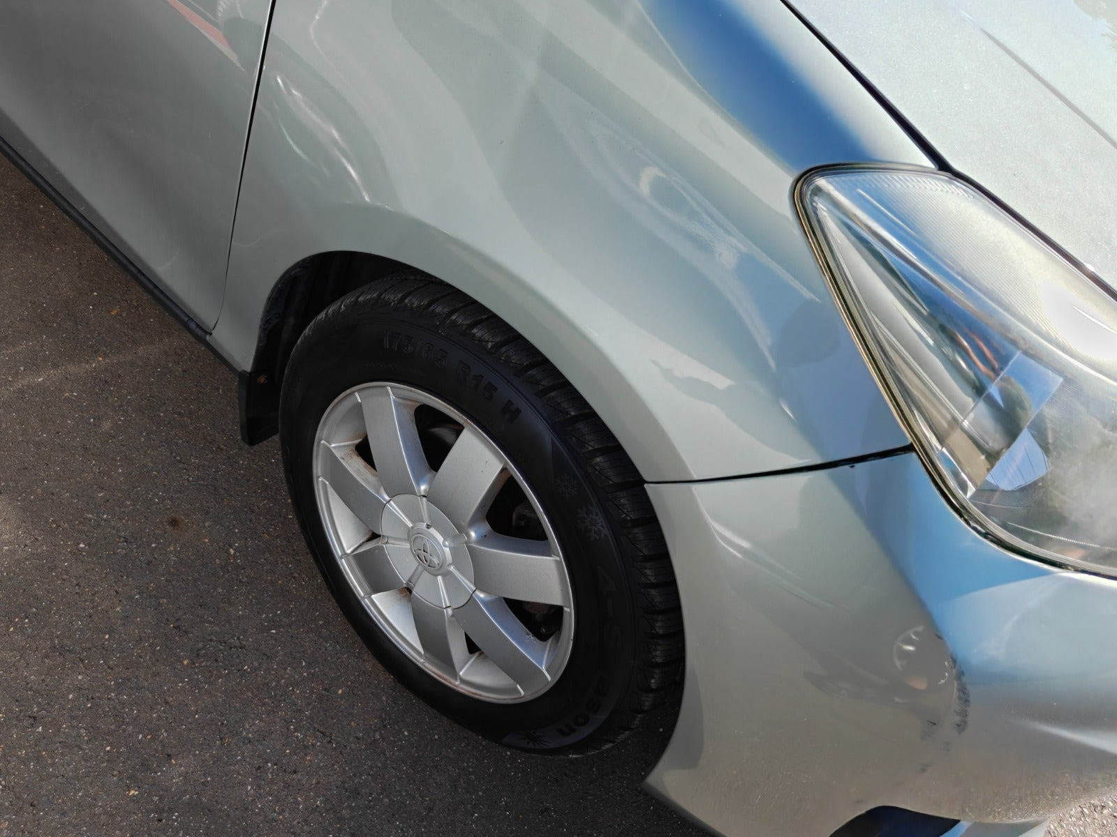 Gul Toyota Yaris fra 2012
