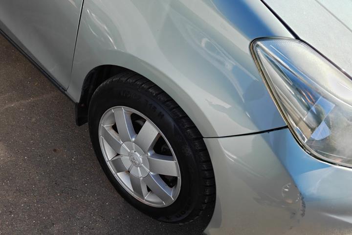 Gul Toyota Yaris fra 2012