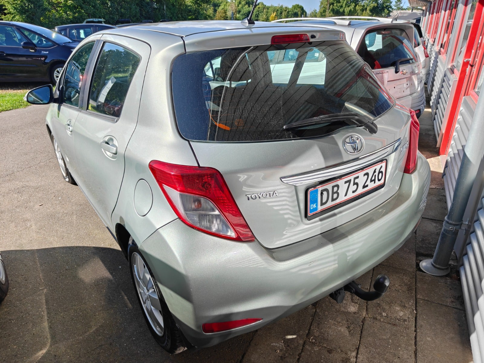 Gul Toyota Yaris fra 2012