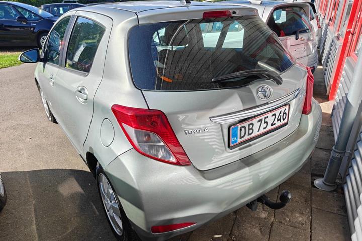 Gul Toyota Yaris fra 2012