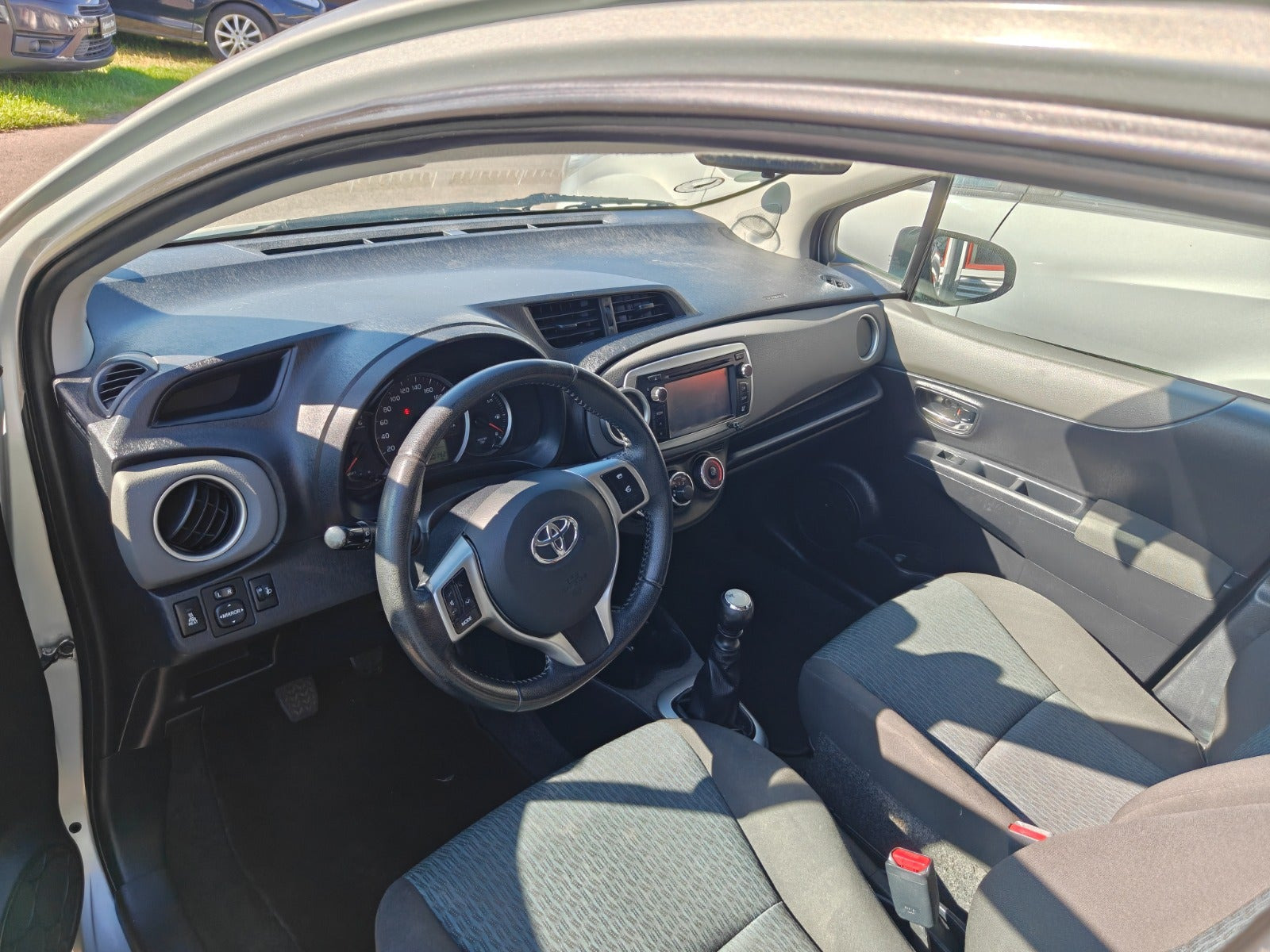 Gul Toyota Yaris fra 2012