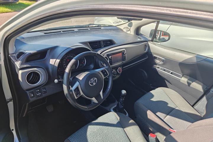 Gul Toyota Yaris fra 2012