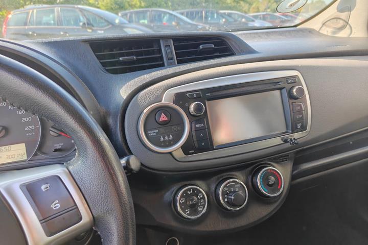 Gul Toyota Yaris fra 2012