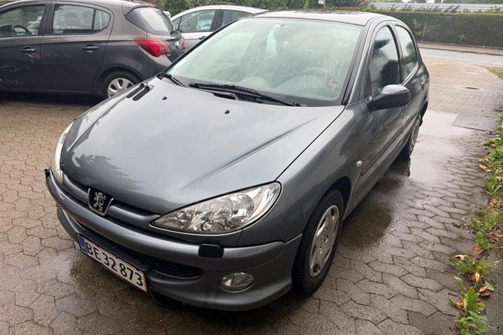 Grå Peugeot 206 fra 2009