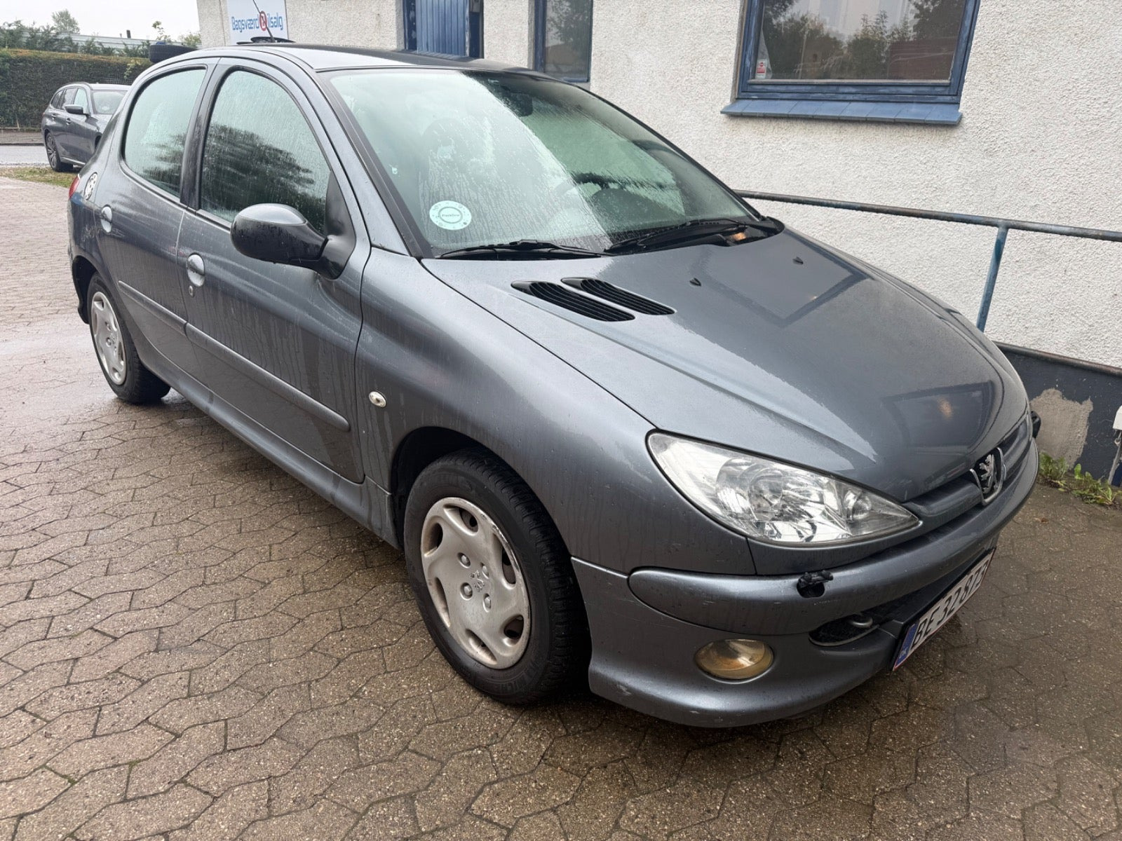 Grå Peugeot 206 fra 2009