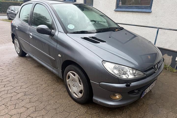 Grå Peugeot 206 fra 2009