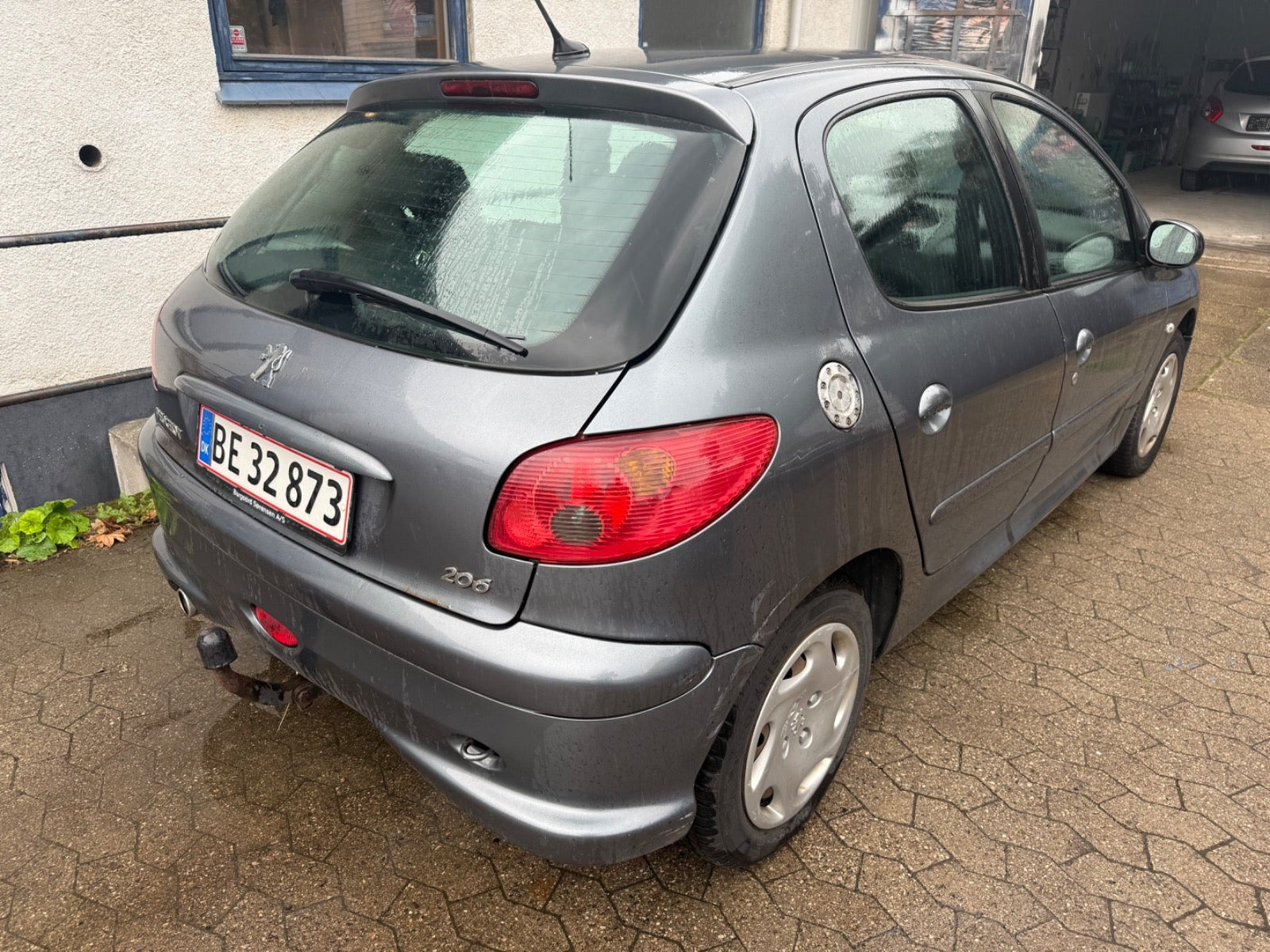 Grå Peugeot 206 fra 2009
