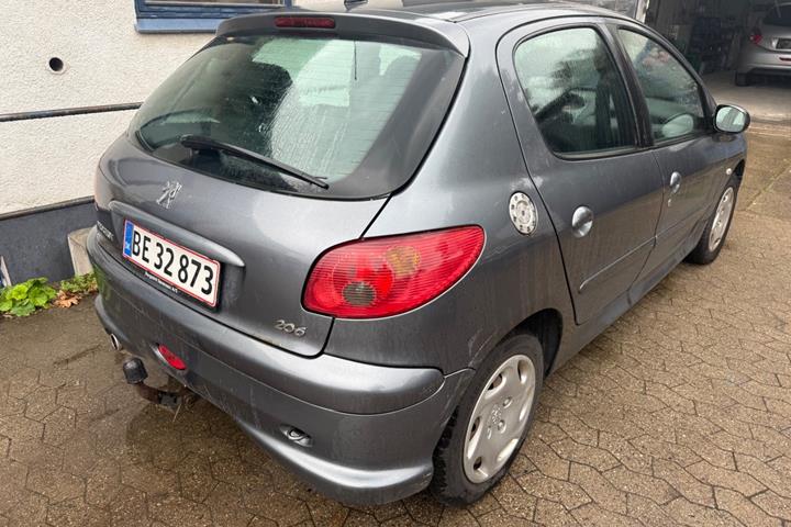 Grå Peugeot 206 fra 2009