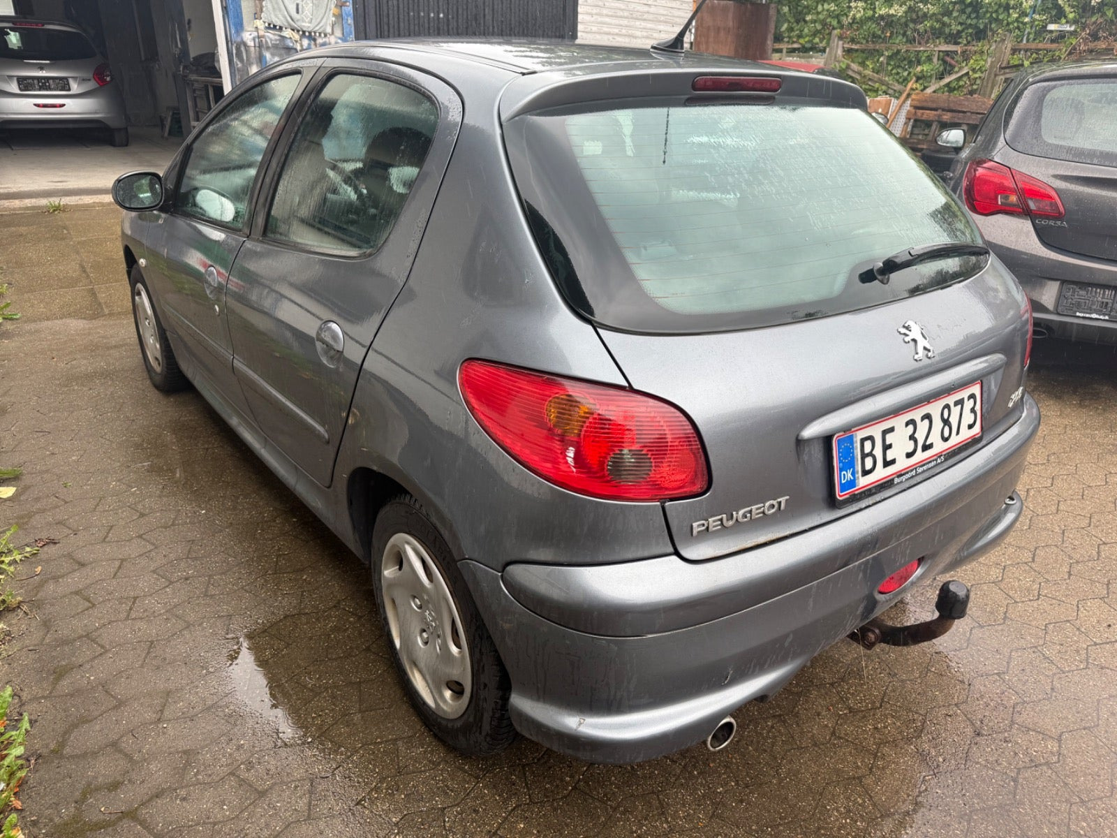 Grå Peugeot 206 fra 2009