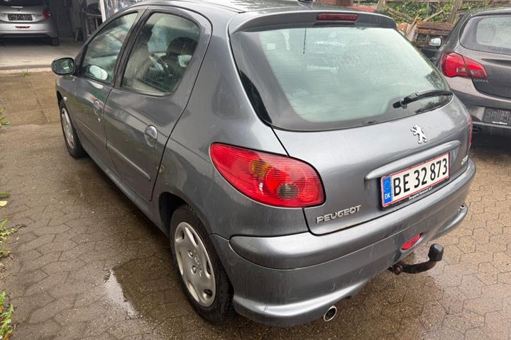 Grå Peugeot 206 fra 2009