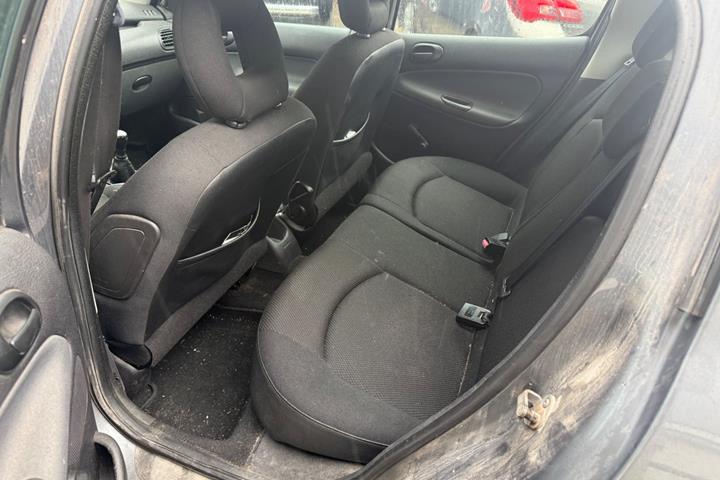 Grå Peugeot 206 fra 2009