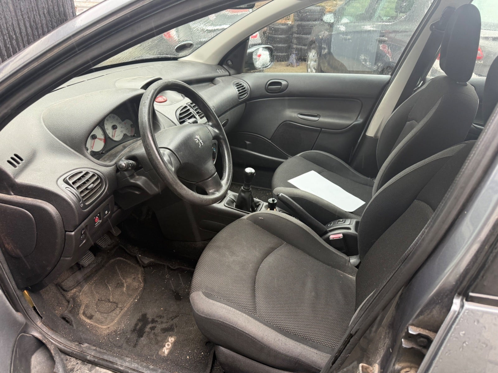 Grå Peugeot 206 fra 2009