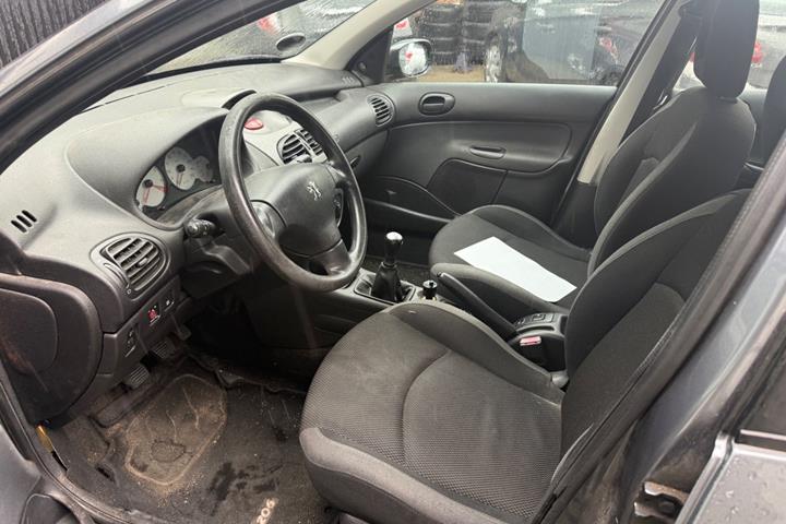 Grå Peugeot 206 fra 2009