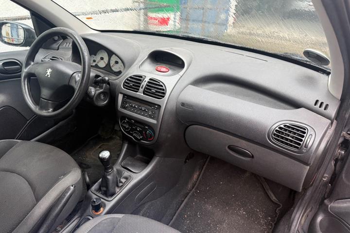 Grå Peugeot 206 fra 2009