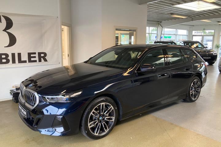 Sort BMW i5 fra 2026 set udefra