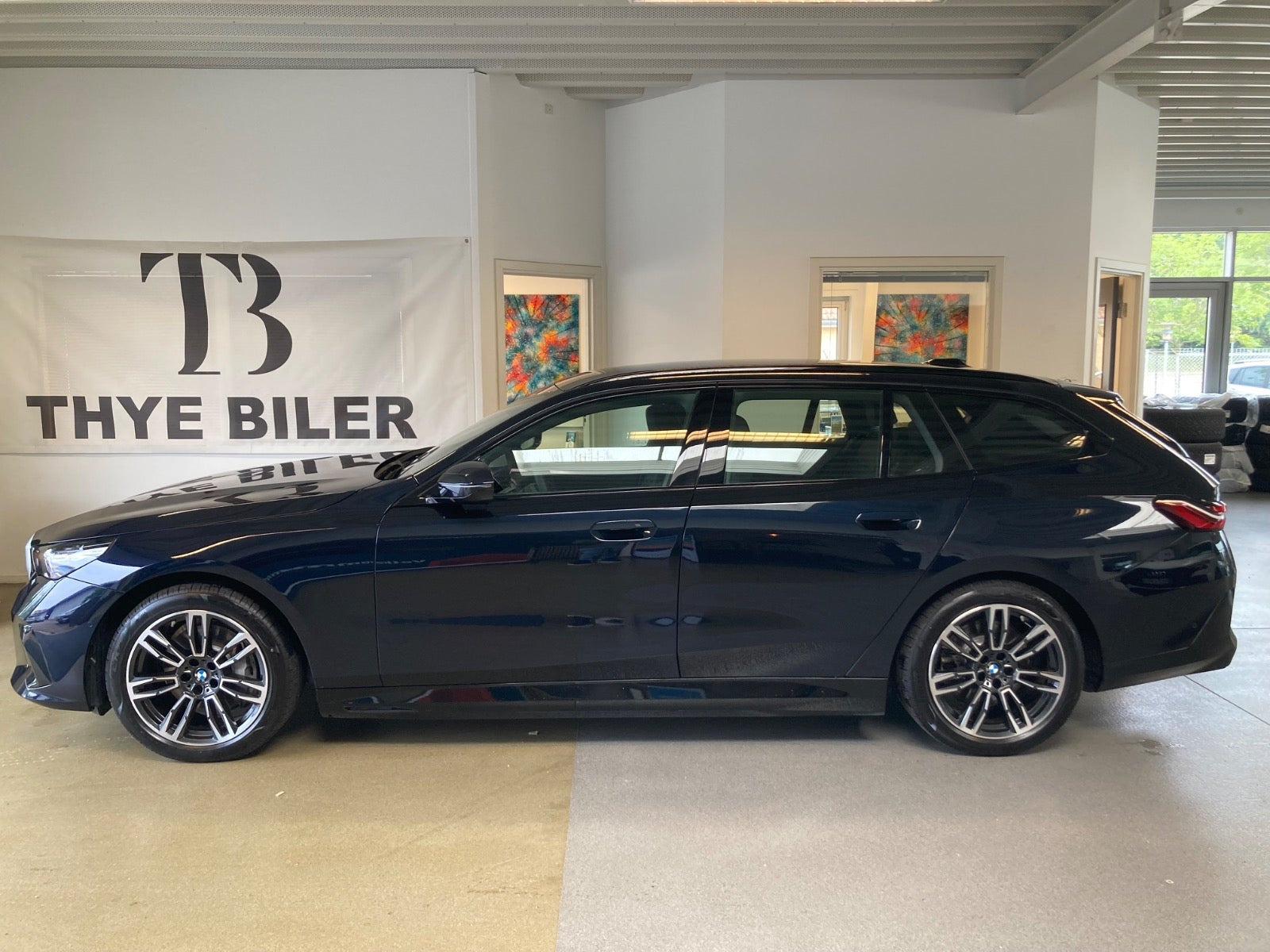 Sort BMW i5 fra 2026