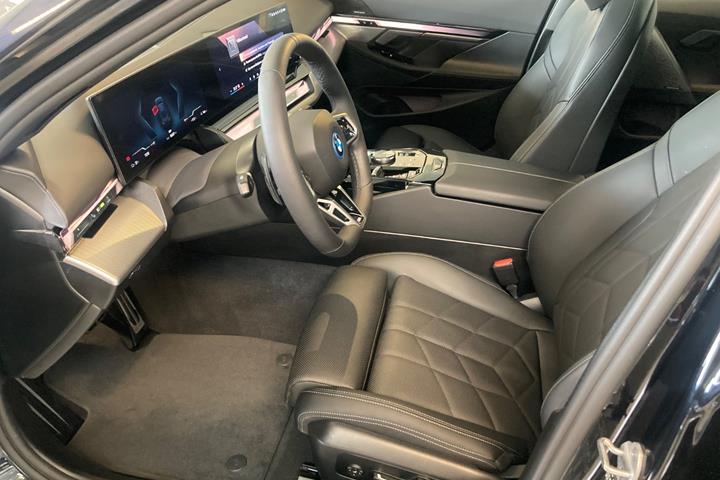 Sort BMW i5 fra 2026