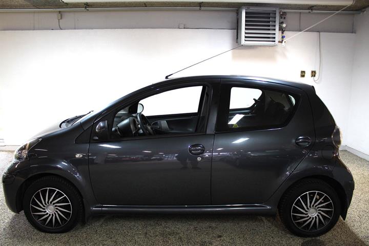 Grå Toyota Aygo fra 2010