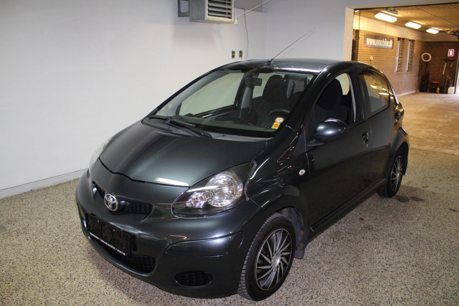 Grå Toyota Aygo fra 2010