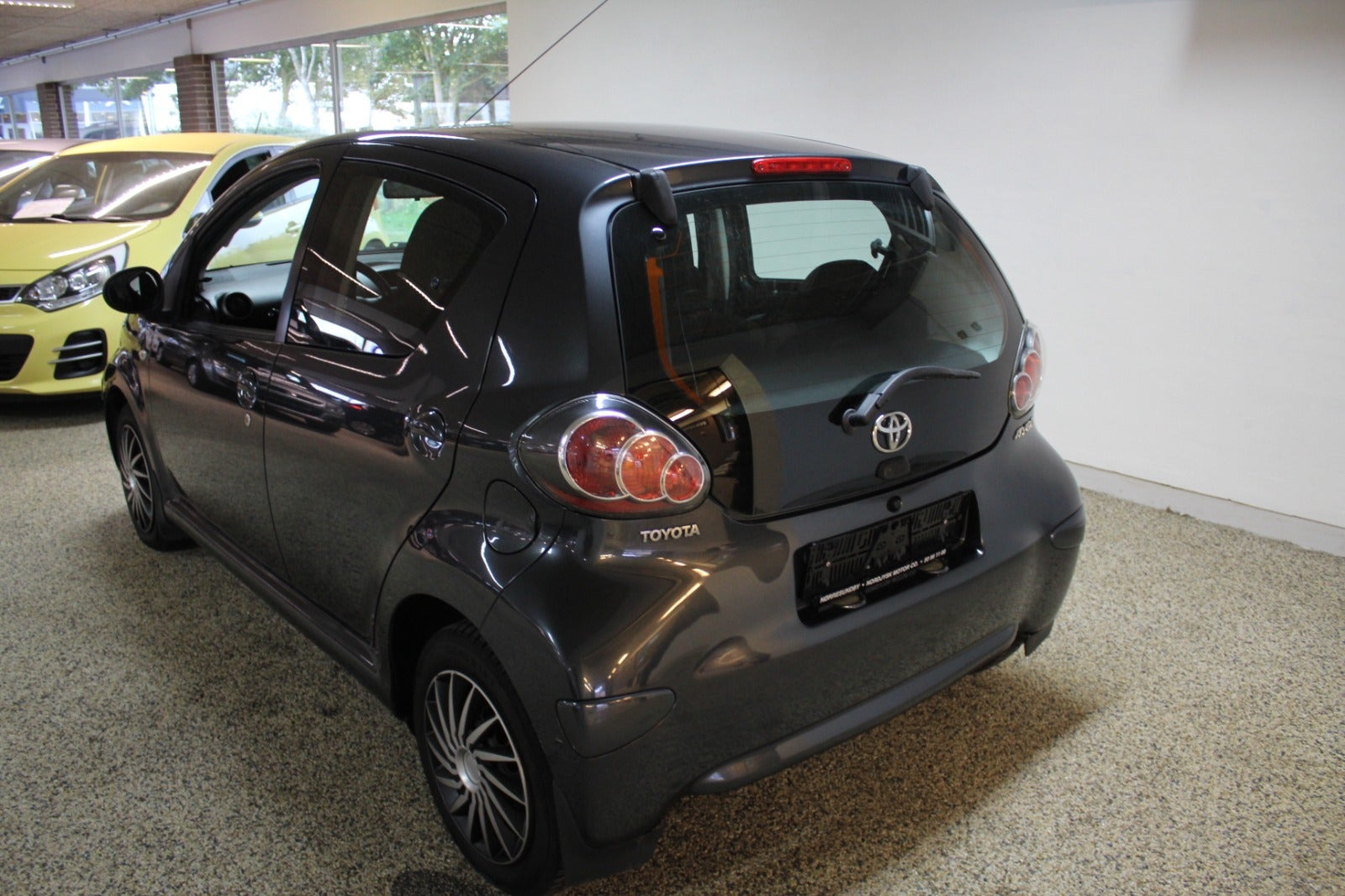 Grå Toyota Aygo fra 2010