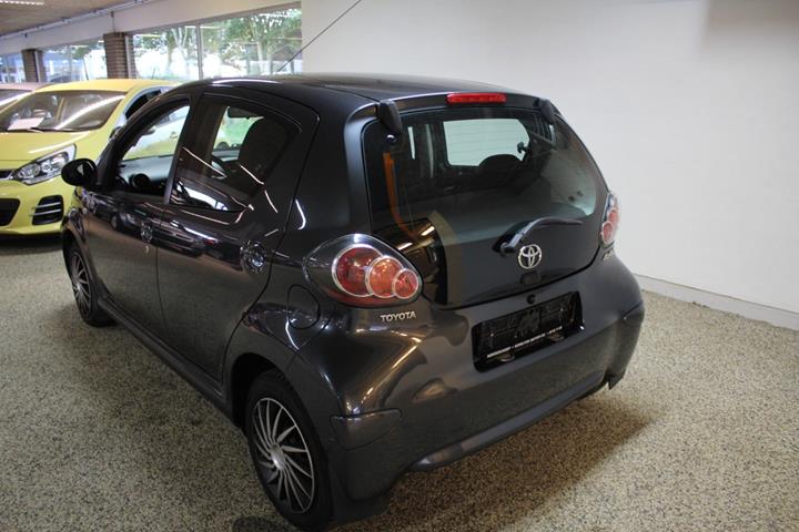 Grå Toyota Aygo fra 2010