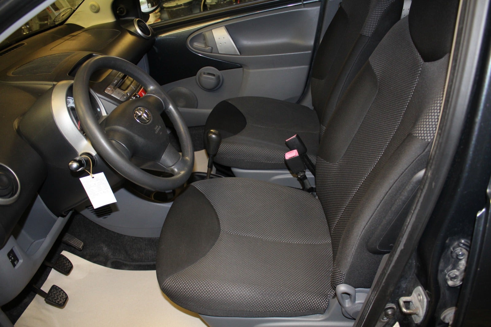Grå Toyota Aygo fra 2010
