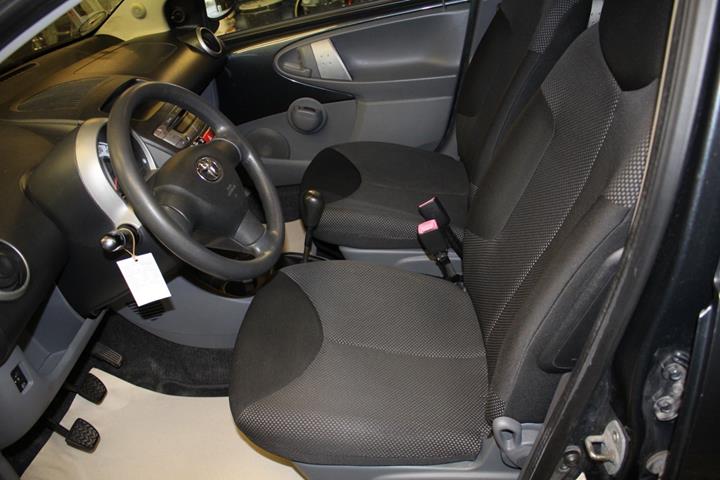 Grå Toyota Aygo fra 2010