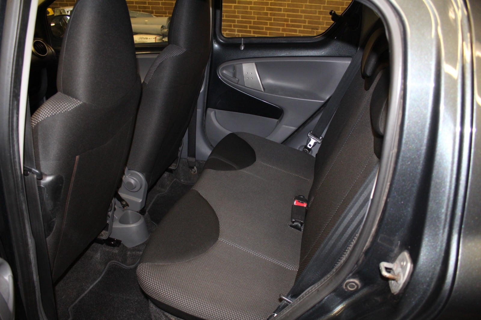 Grå Toyota Aygo fra 2010