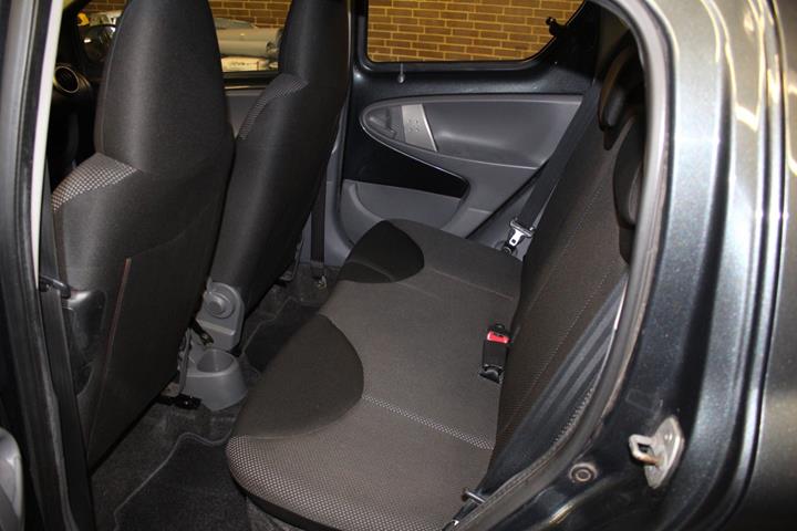Grå Toyota Aygo fra 2010