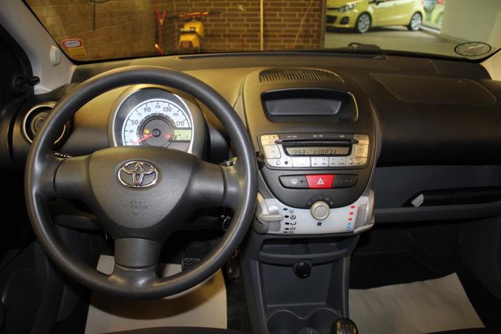Grå Toyota Aygo fra 2010