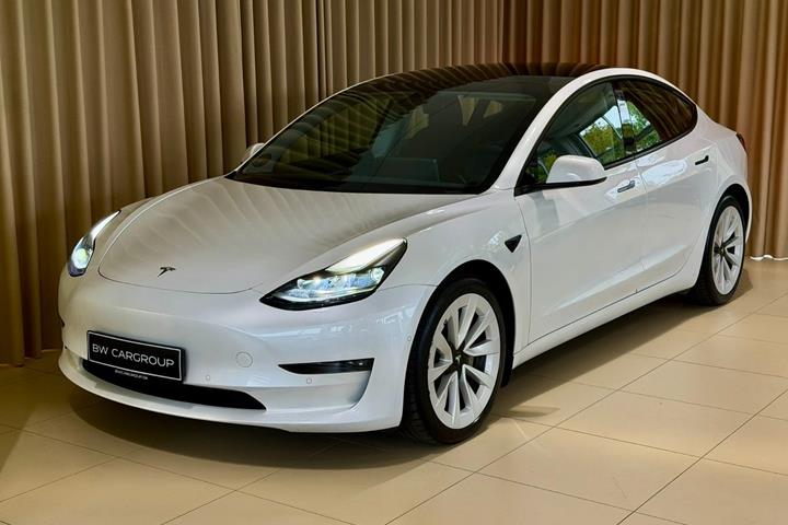 Hvid Tesla Model 3 fra 2021 set udefra
