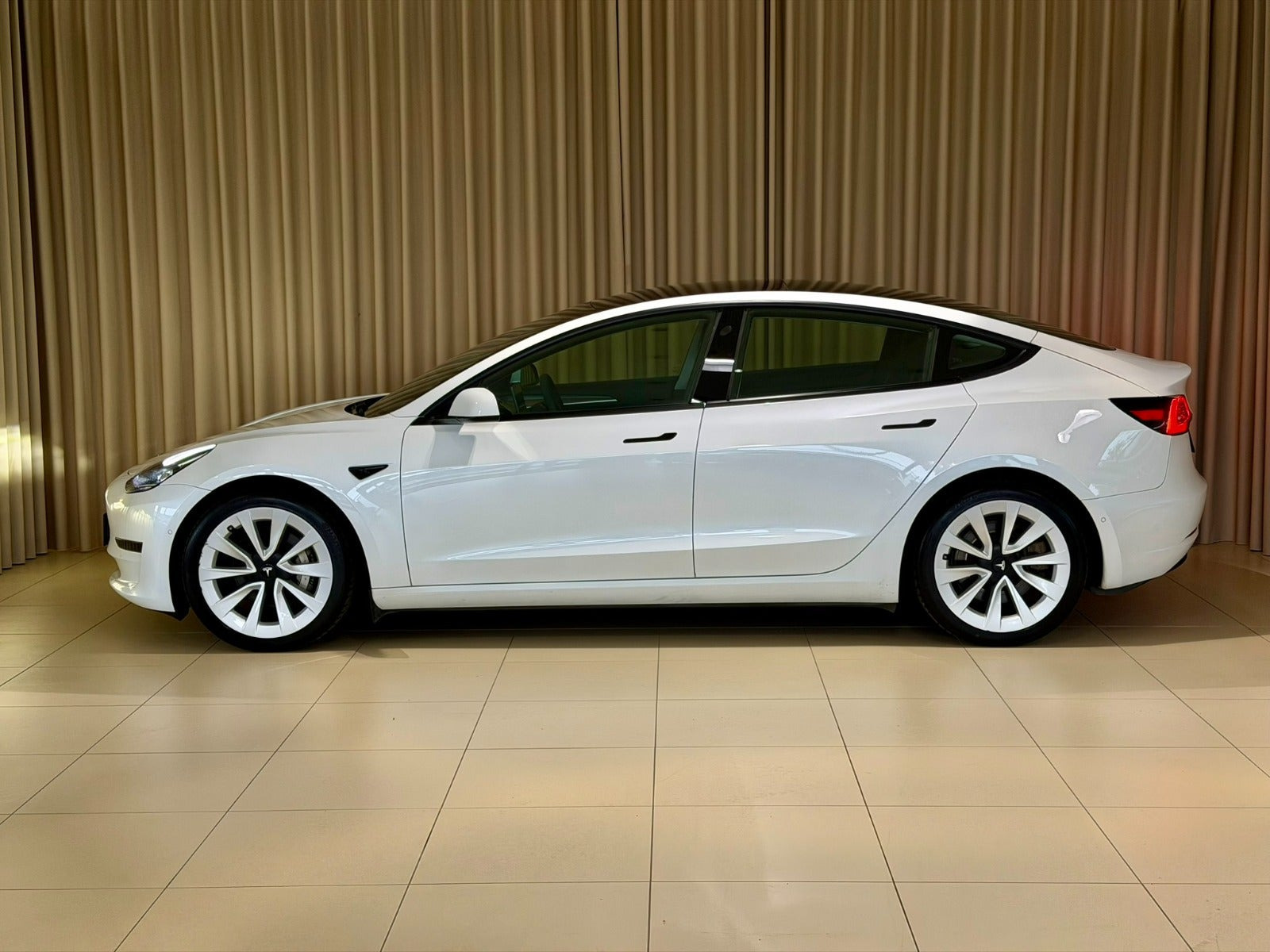 Hvid Tesla Model 3 fra 2021