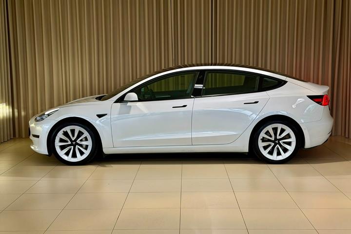 Hvid Tesla Model 3 fra 2021