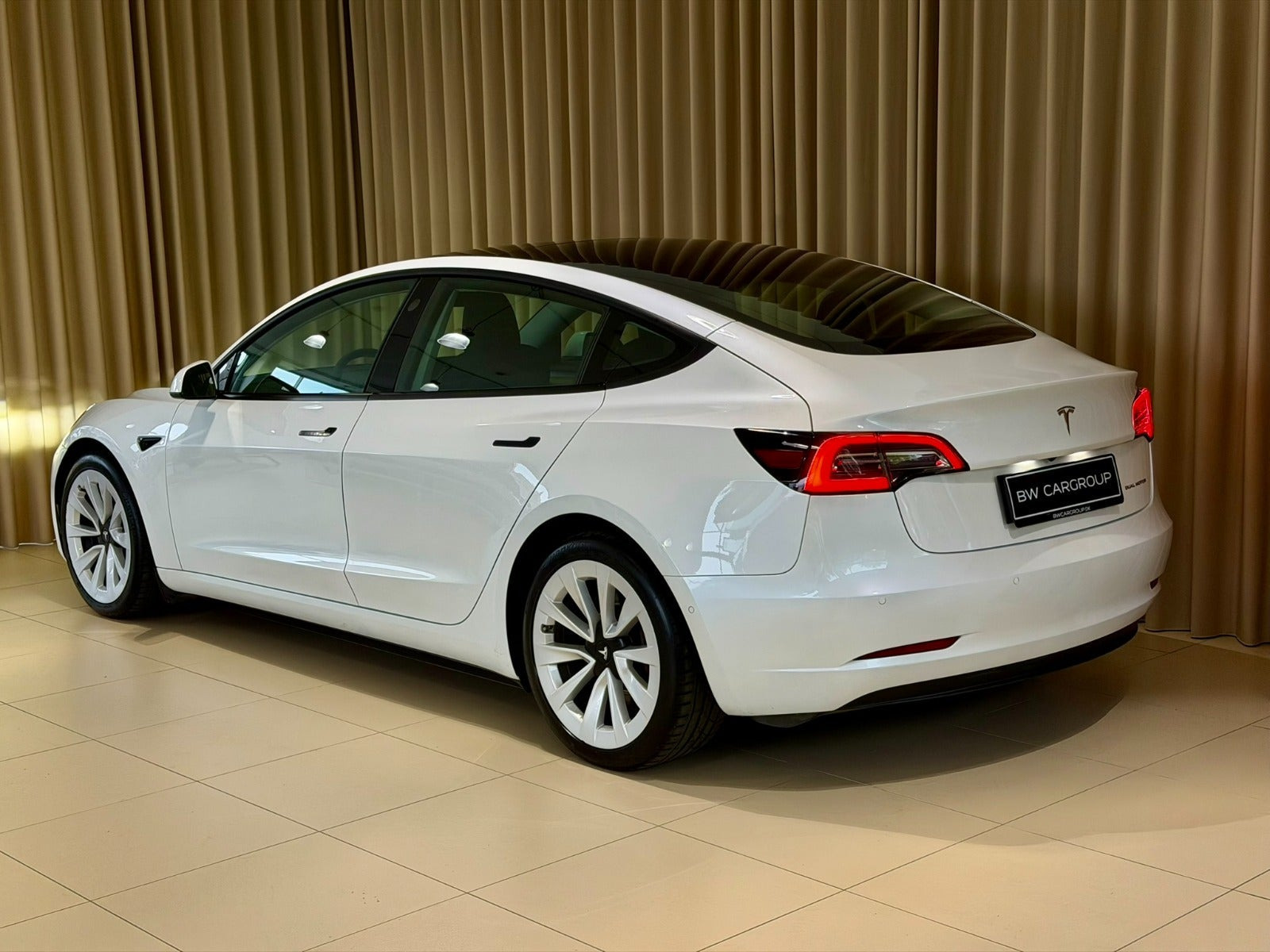 Hvid Tesla Model 3 fra 2021