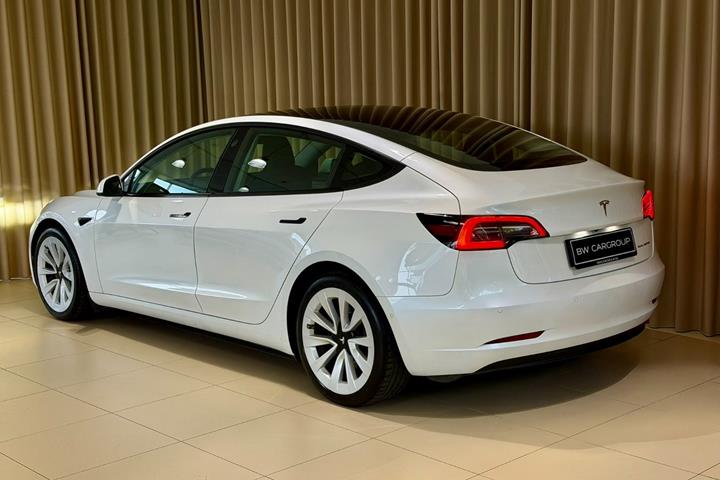 Hvid Tesla Model 3 fra 2021