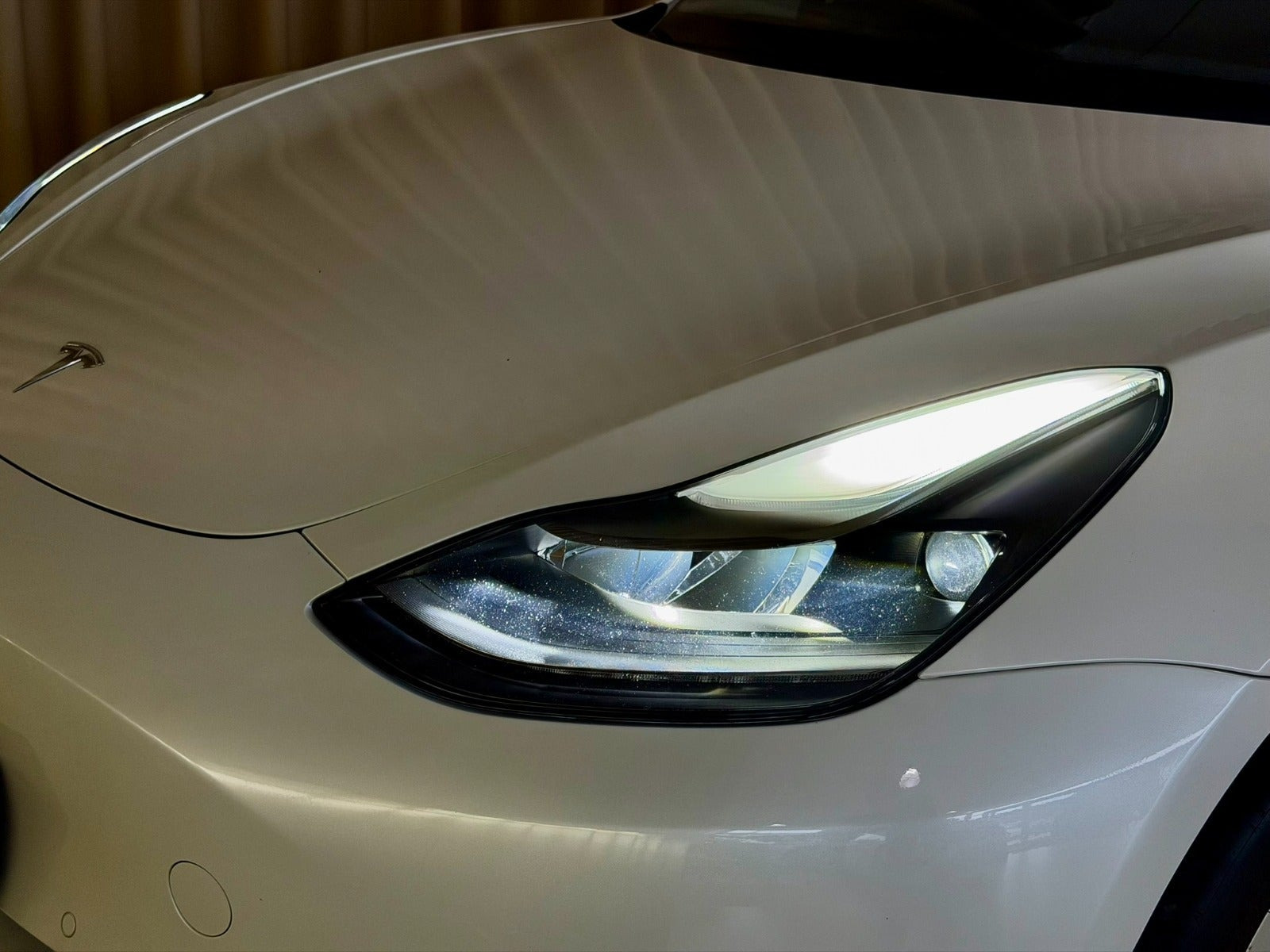 Hvid Tesla Model 3 fra 2021