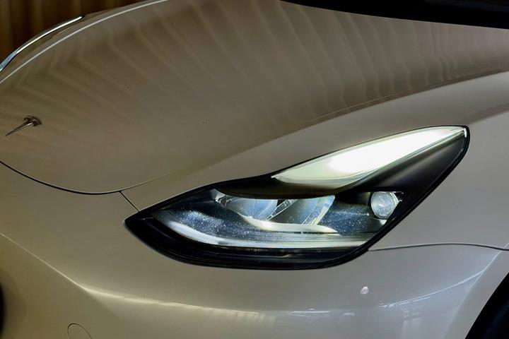 Hvid Tesla Model 3 fra 2021