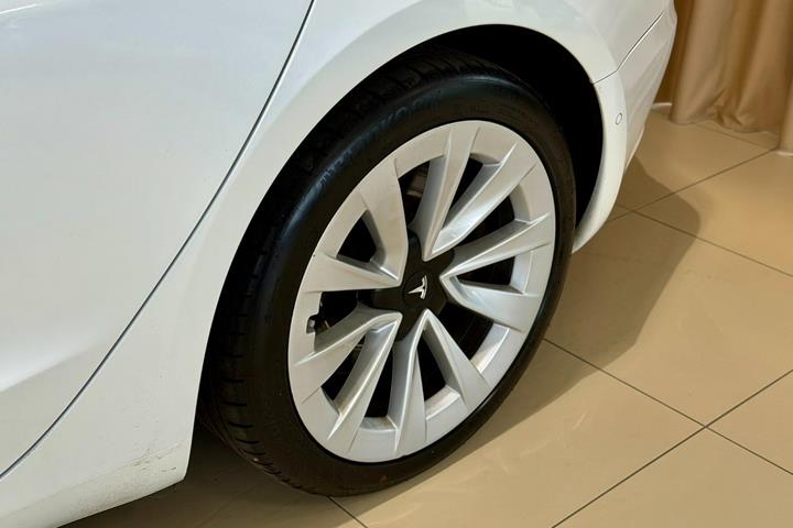 Hvid Tesla Model 3 fra 2021