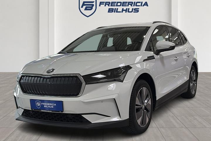Hvid Skoda Enyaq fra 2024 set udefra