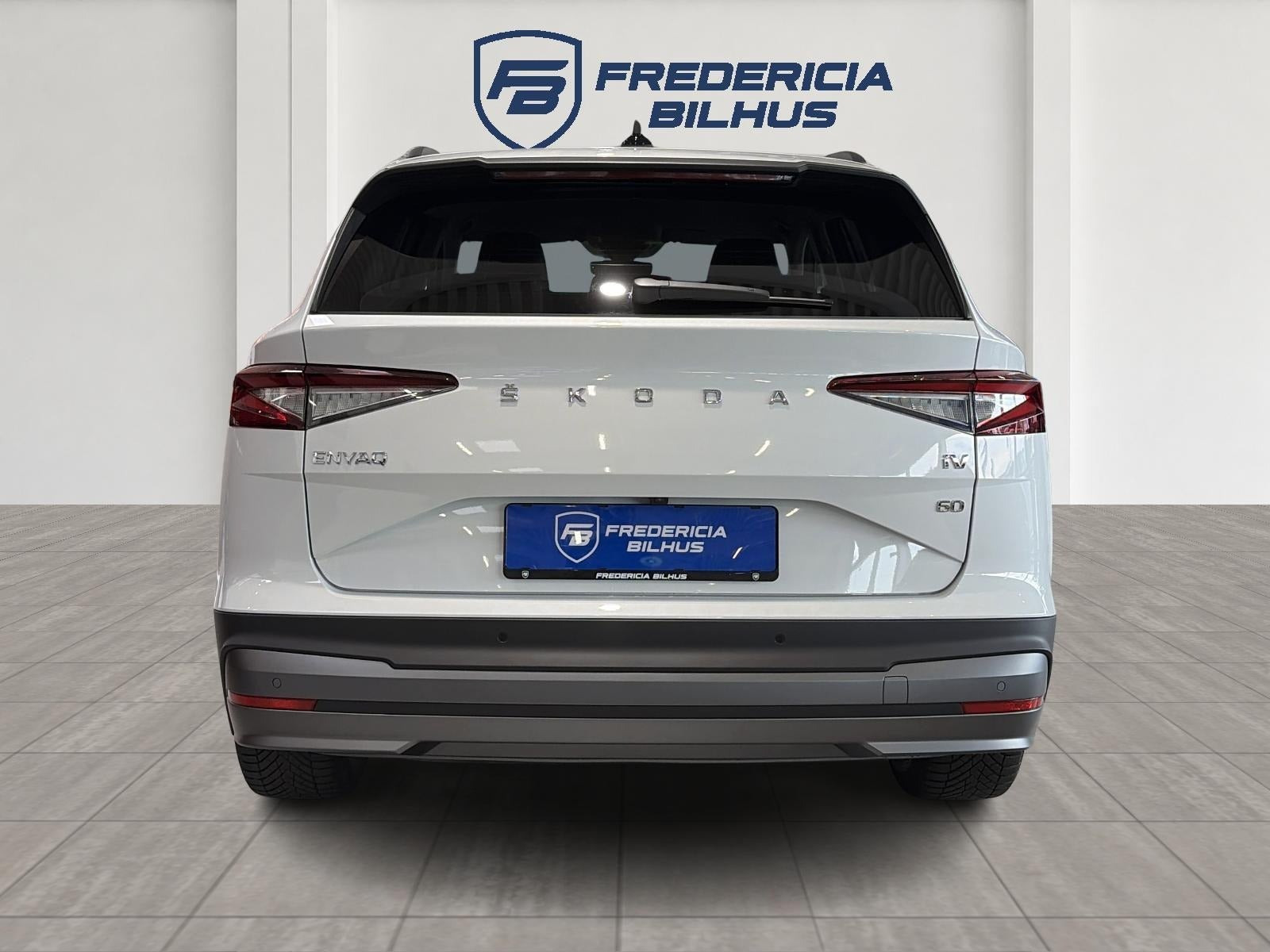 Hvid Skoda Enyaq fra 2024