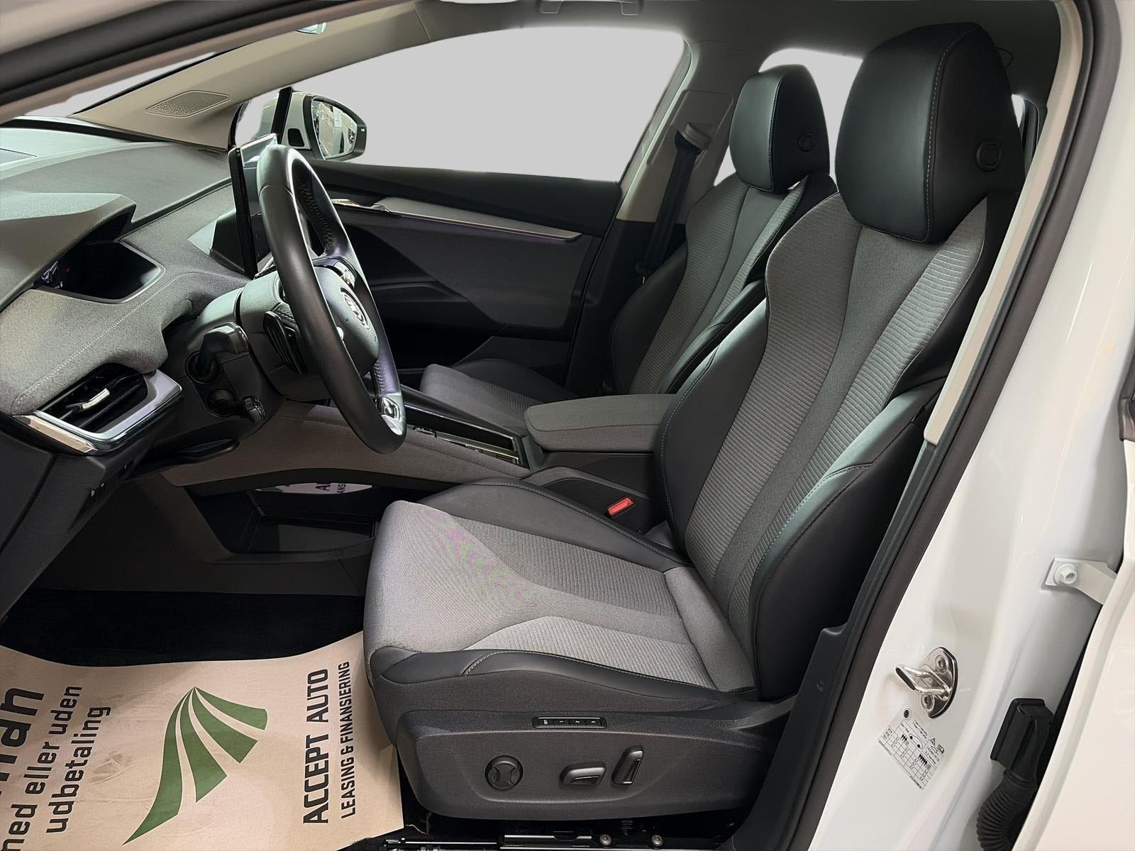 Hvid Skoda Enyaq fra 2024