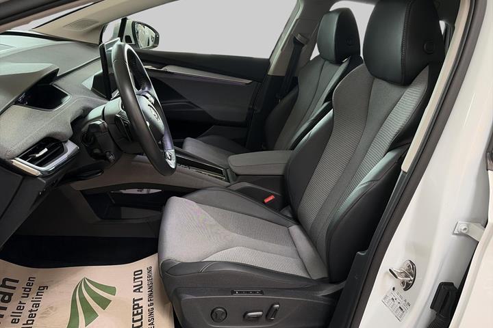 Hvid Skoda Enyaq fra 2024