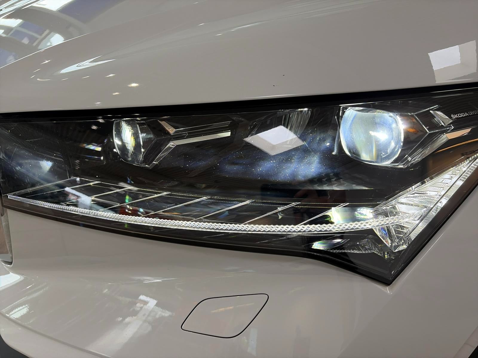 Hvid Skoda Enyaq fra 2024