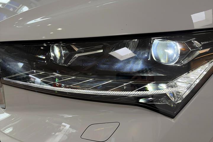 Hvid Skoda Enyaq fra 2024