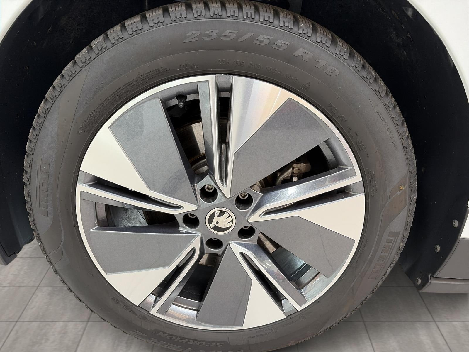 Hvid Skoda Enyaq fra 2024