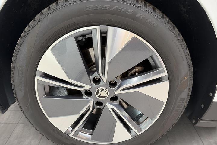Hvid Skoda Enyaq fra 2024